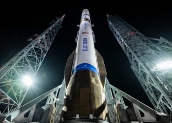 Blue Origin apre per la prima volta ai fondi. Jeff Bezos cerca 10 mld $ per accelerare la sfida a SpaceX